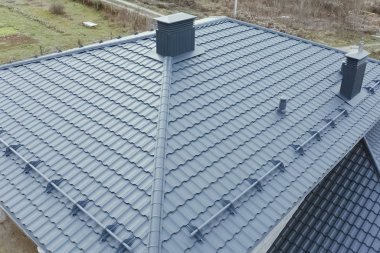 Oluklu metal çatı ve metal çatı. Modern çatıdan yapılma.