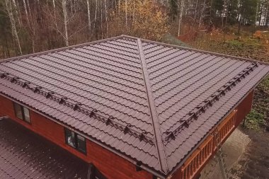 Kahverengi metal çatılı bir ev. Çatı ve metal kaplama.