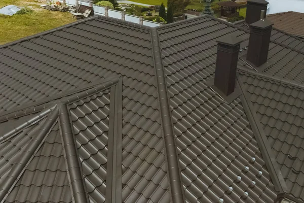 波纹金属屋顶和金属屋顶。 现代屋顶由满足制成 — 图库照片