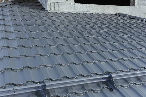 段ボール金属屋根と金属屋根。会った近代的な屋根 — ストック写真