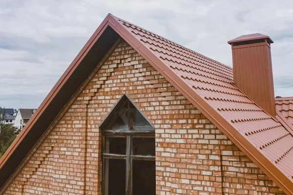 Prachtig roze bakstenen huis en oranje dak. Gegolfd met — Stockfoto