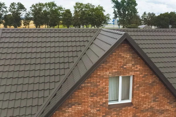 Huis met een bruin metalen dak.Golfdak en metalen ro — Stockfoto