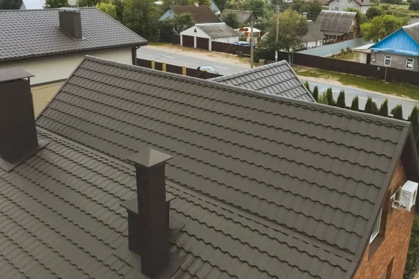 Casa con un tetto in metallo marrone. Tetto in metallo ondulato e metallo ro — Foto Stock