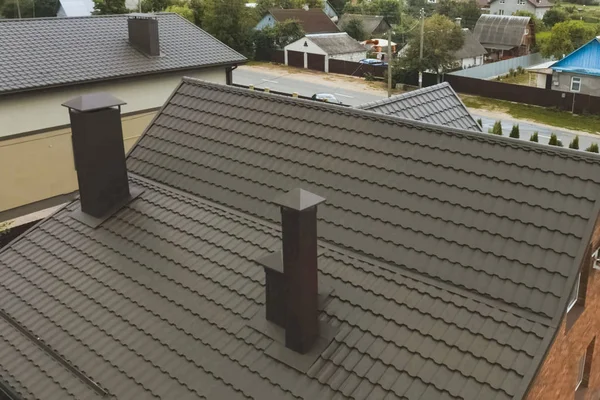 Casa com um telhado de metal marrom. Telhado de metal ondulado e metal ro — Fotografia de Stock