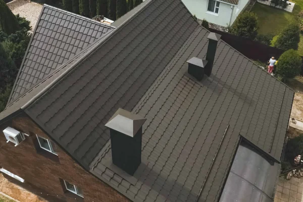 Huis met een bruin metalen dak.Golfdak en metalen ro — Stockfoto