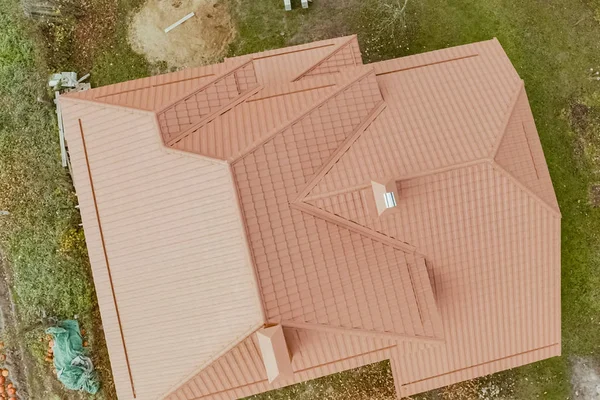 Σπίτι με πορτοκαλί μεταλλική οροφή. Κυματοειδής μεταλλική στέγη και μέταλλο — Φωτογραφία Αρχείου