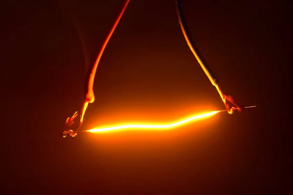 Niobium wire glows when electricity is passed through — Stock Photo, Image