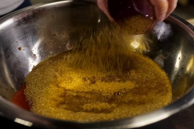 fincan içine baharat dökün. yemek pişirme.