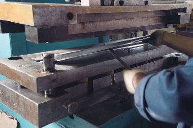 fabrikada pres mekanizması, parçaların ekstrüzyon.