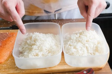Plastik kaplarda pirinç lapası, gıda hazırlama