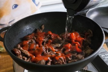 Tavada kavrulmuş domuz eti. Domuz