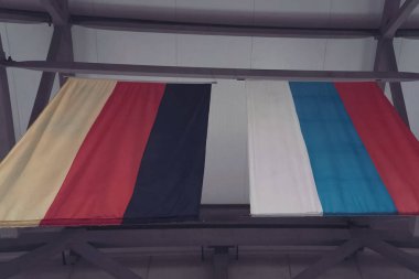 Yakınlarda Rus ve Alman bayrağı.