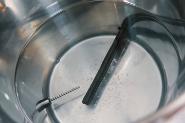 Suyu 10 ve termometreyle ısıtmak için depo.