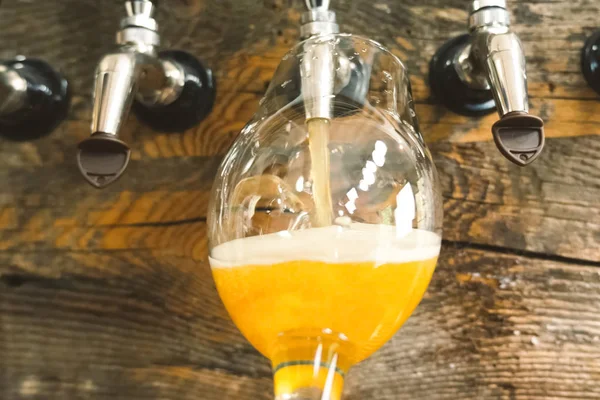 Nalít pivo do sklenice z kohoutku v baru. Balení piva. — Stock fotografie