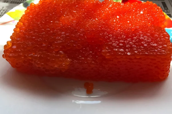 Caviar vermelho em recipiente de plástico. Caviar de salmão, dieta alimentar . — Fotografia de Stock