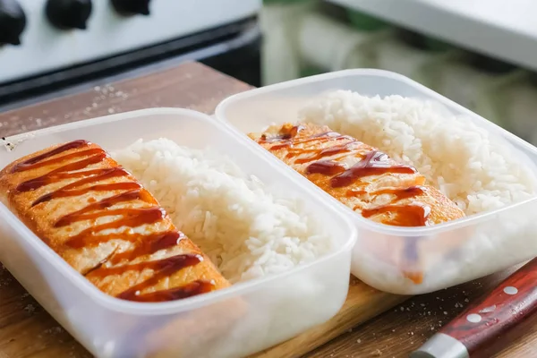 Owsianka ryżowa i smażona ryba w plastikowym pojemniku. — Zdjęcie stockowe