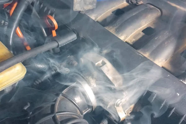 Arabanın kaputunun altında sigara iç. Araba motoru duman çıkarıyor.. — Stok fotoğraf