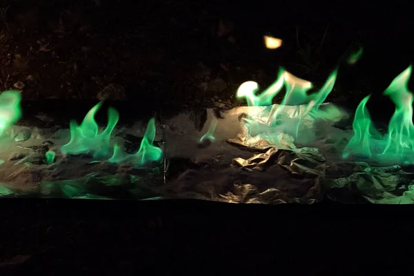 Spalování látek obsahujících měď, zelený plamen, — Stock fotografie