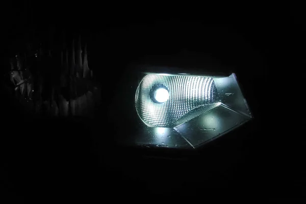 Ксеноновая лампа в фаре автомобиля светится . — стоковое фото