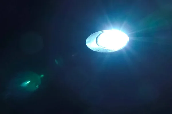 Xenonová lampa v reflektoru auta svítí. — Stock fotografie