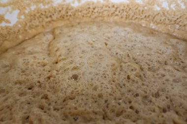 Bira tankında kalın köpük.