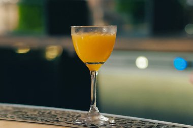 Barmen tezgahta kokteyl dolduruyor.