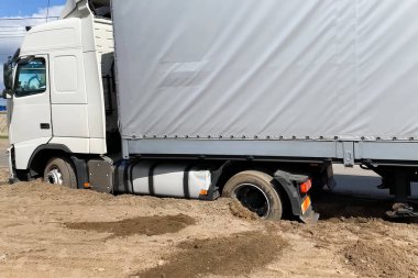 kamyon yol kenarında kumsıkışmış.