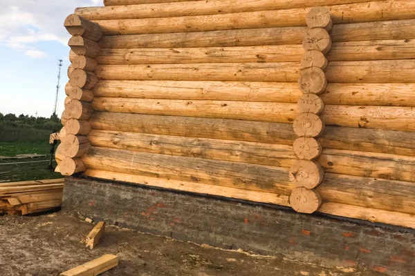Casa de madera grande de una casa de madera, detalles de una estructura de madera — Foto de Stock