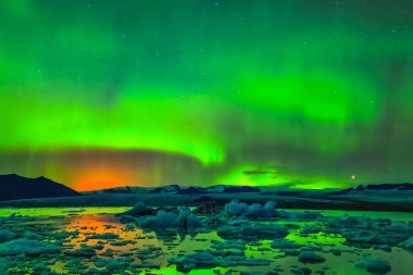 Kuzey gökyüzünde Aurora Borealis. Hava parçacığının iyonlaşması!