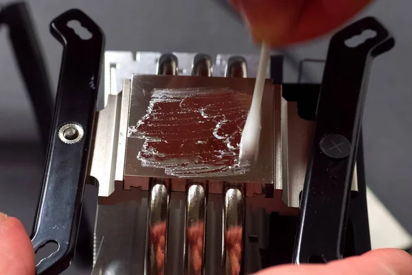 Применение жидкого металла к радиатору центрального процессора — стоковое фото