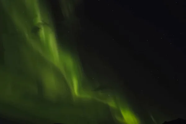 Polarlichter am nächtlichen Nordhimmel. Ionisierung von Luftpartikeln — Stockfoto
