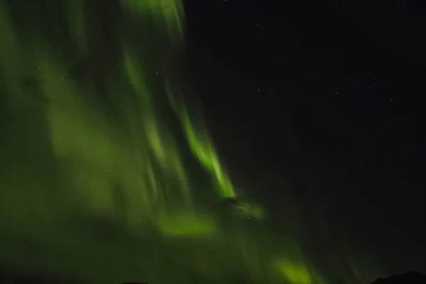 北方夜空中的北极光。 空气粒子的电离l — 图库照片