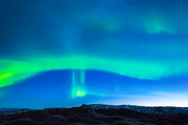 Aurora borealis på natthimlen. Jonisering av luftpartiklar — Stockfoto