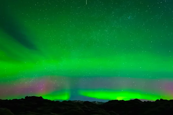 北方夜空中的北极光。 空气粒子的电离l — 图库照片