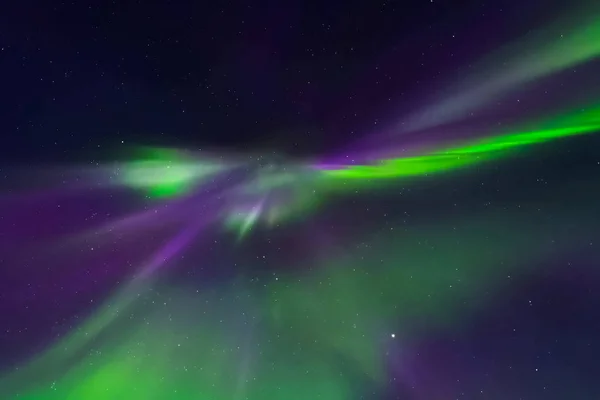 Aurora borealis в ночном северном небе. Ионизация частиц воздуха — стоковое фото