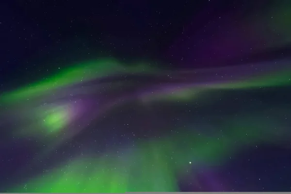 Aurora borealis στη νύχτα βόρειο ουρανό. Ιονισμός του ατμοσφαιρικού αέρα — Φωτογραφία Αρχείου