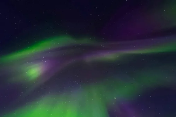 オーロラは夜の北の空にある。空気粒子のイオン化 — ストック写真