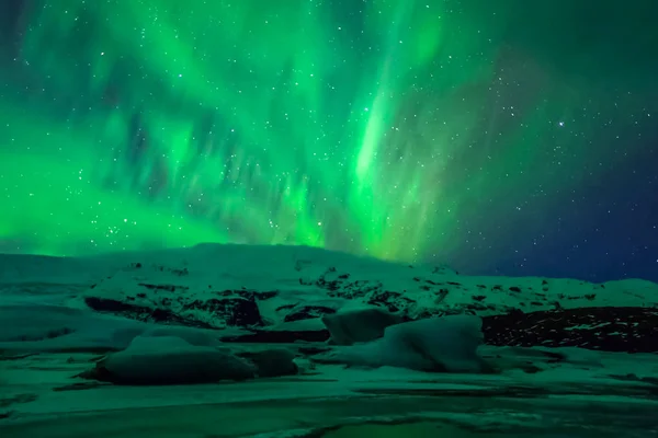 Aurora borealis в ночном северном небе. Ионизация частиц воздуха — стоковое фото