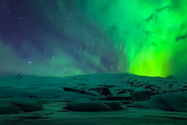 北方夜空中的北极光。 空气粒子的电离l — 图库照片