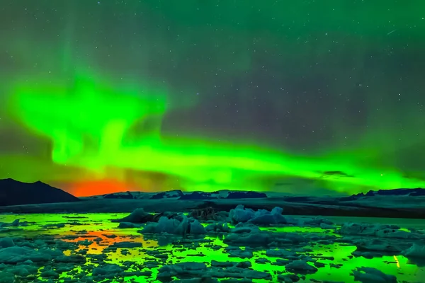 Aurora boreale nel cielo notturno settentrionale. Ionizzazione delle particelle d'aria — Foto Stock