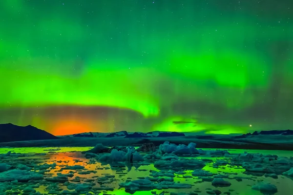 Aurora borealis az északi égbolton. Levegőrészecskék ionizálása — Stock Fotó