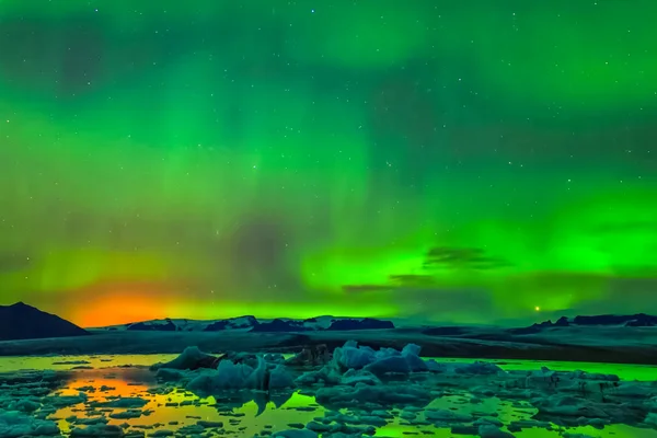 Aurora borealis az északi égbolton. Levegőrészecskék ionizálása — Stock Fotó