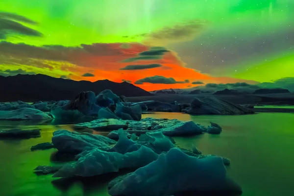 オーロラは夜の北の空にある。空気粒子のイオン化 — ストック写真