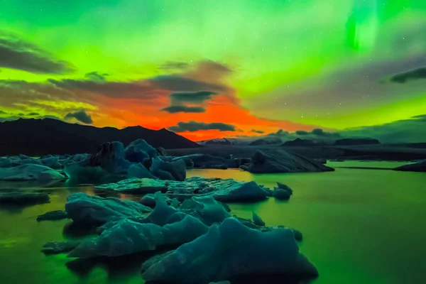 Aurora borealis på natthimlen. Jonisering av luftpartiklar — Stockfoto