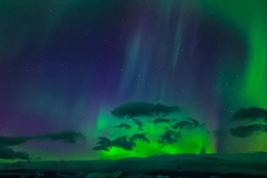 Kuzey gökyüzünde Aurora Borealis. Hava parçacığının iyonlaşması!