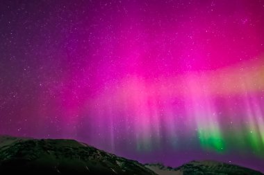 Kuzey gökyüzünde Aurora Borealis. Hava parçacığının iyonlaşması!