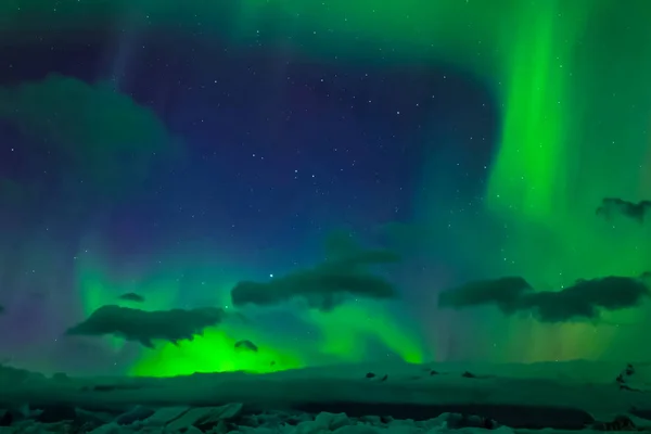 Aurora Borealis na nocnym niebie północnym. Jonizacja cząstek powietrza — Zdjęcie stockowe