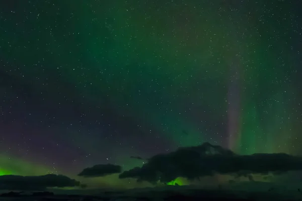 オーロラは夜の北の空にある。空気粒子のイオン化 — ストック写真