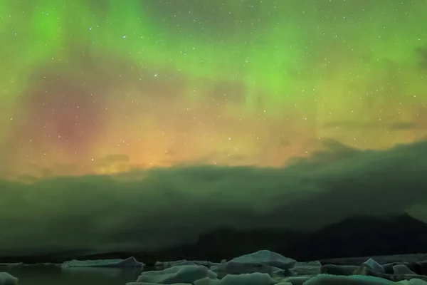 Aurora borealis в нічному північному небі. Іонізація повітряних частинок — стокове фото