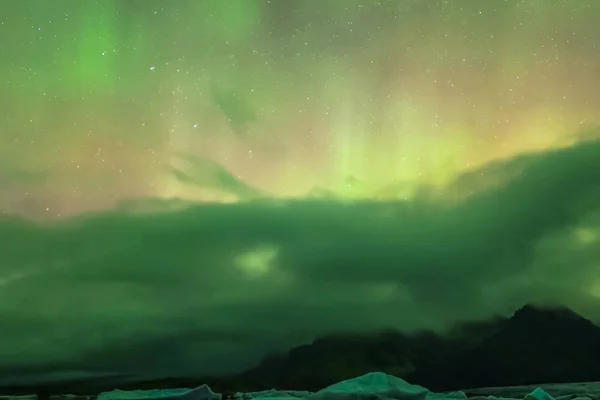 Aurora boreal en el cielo nocturno del norte. Ionización del particl de aire —  Fotos de Stock